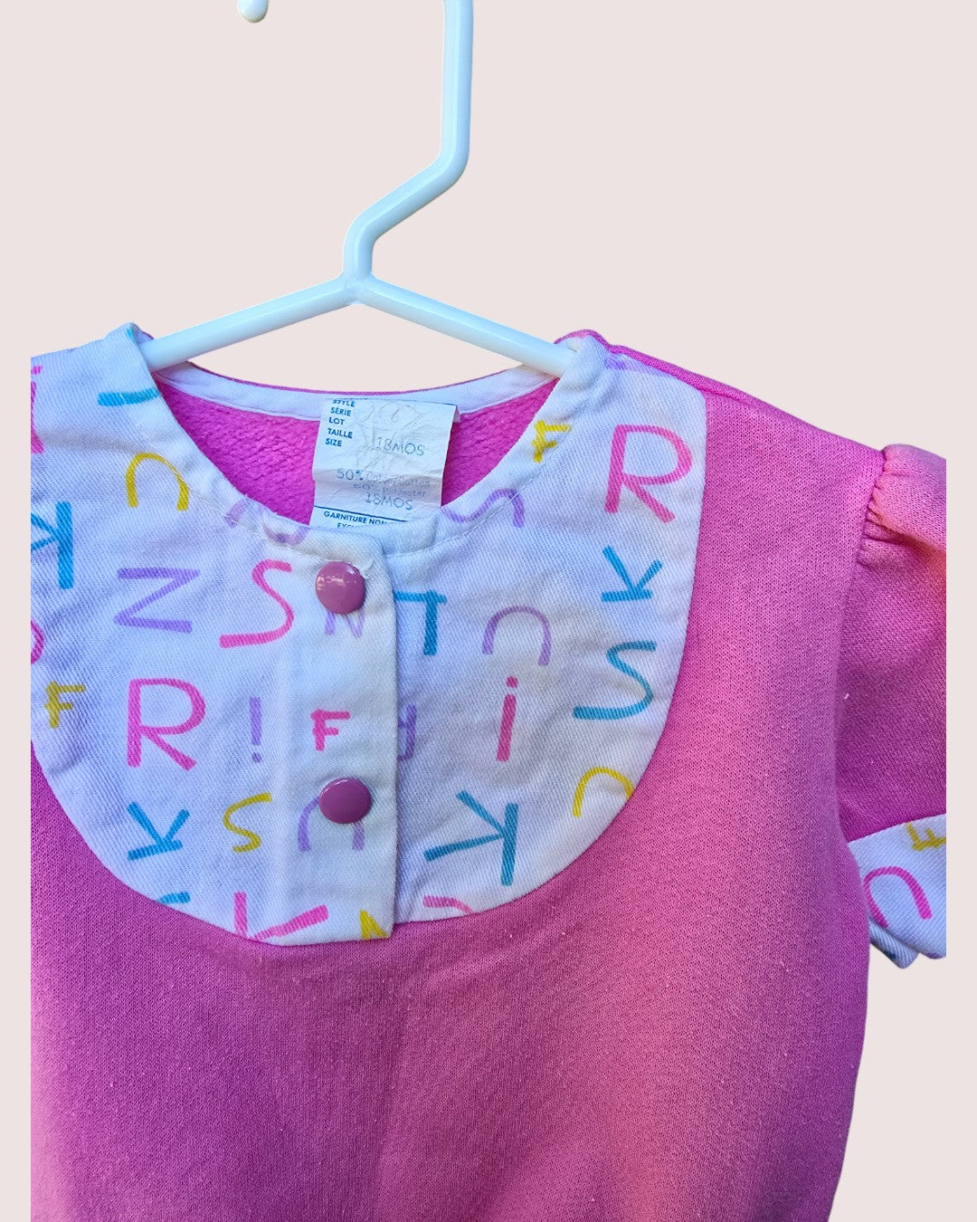 Vintage tee with alphabet details and the cutest puff sleeves 18m