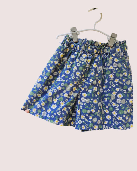 Uniqlo Daisy print shorts with in seam pockets and paper bag waist Size 3-4